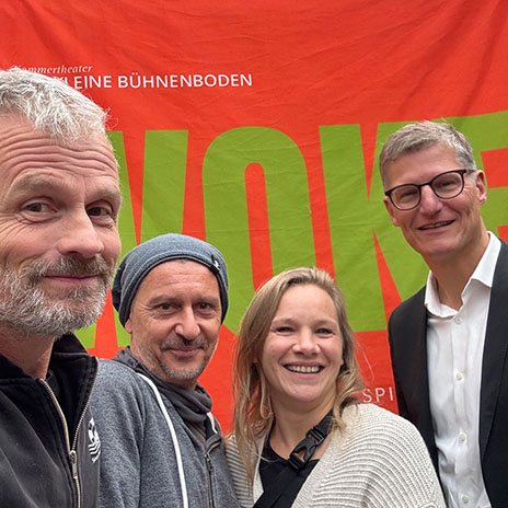 Tilman Fuchs (Oberbürgermeister-Kandidat) zu Besuch im Kleinen Bühnenboden mit Toto Hölters, Konrad Haller und Maria Goldmann.