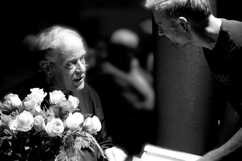 Claus Peymann nach einer Lesung im Wolfgang Borchert Theater (2018), im Gespräch mit Toto Hölters.(Foto: Silvia Drobny / mit freundlicher Genehmigung des WBT)