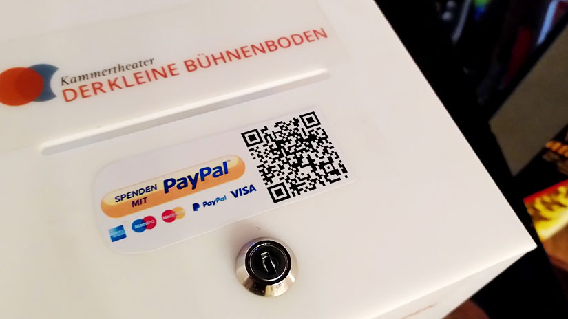 Die Spendenbox auf der Theke mit PayPal-QR-Code
