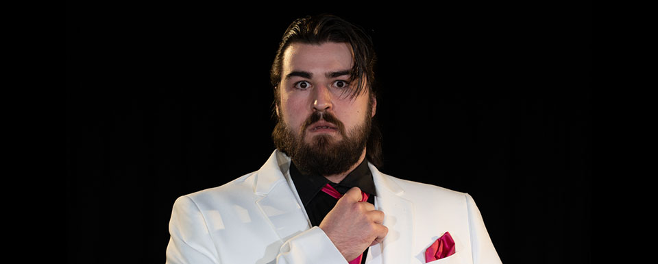  DER ANSAGER EINER STRIPTEASENUMMER GIBT NICHT AUF 